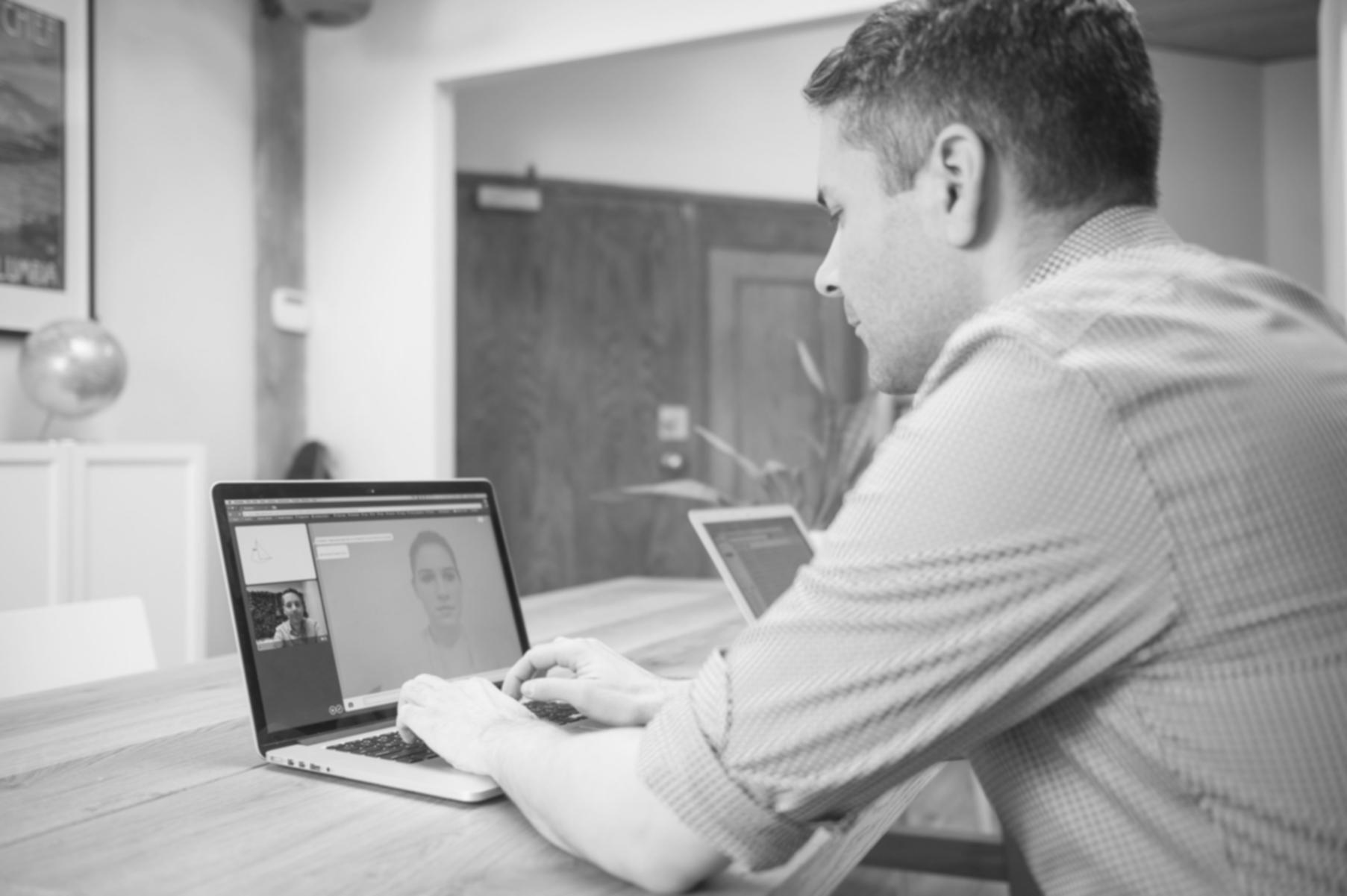 Espace de travail équipé pour la modélisation financière avec double écran et outils analytiques